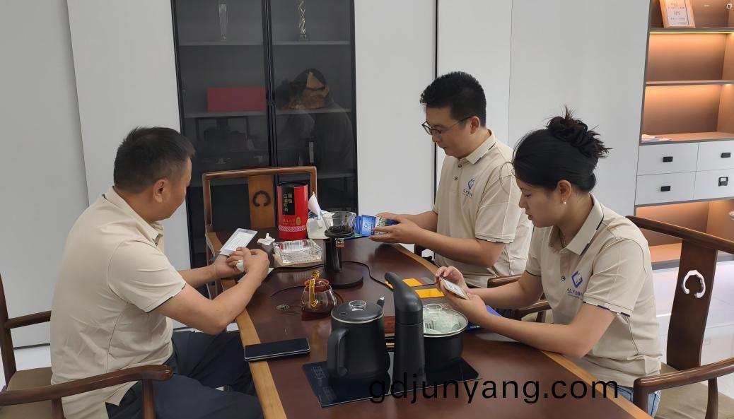 廣東弘方塗(tu)料科(ke)技有(you)限公(gong)司(si)技術人員(yuan)研討(tao) 廣(guang)東弘方塗(tu)料科技有限公司技(ji)術(shu)人員(yuan)研討